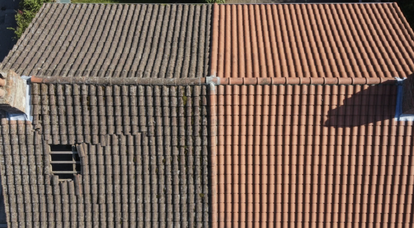 toiture-commune-sans-copropriete-maisons-jumelles Vue en plongée d'une toiture partagée entre deux maisons mitoyennes, montrant une différence d'entretien entre les deux côtés, illustrant les enjeux d'une toiture commune sans copropriété.