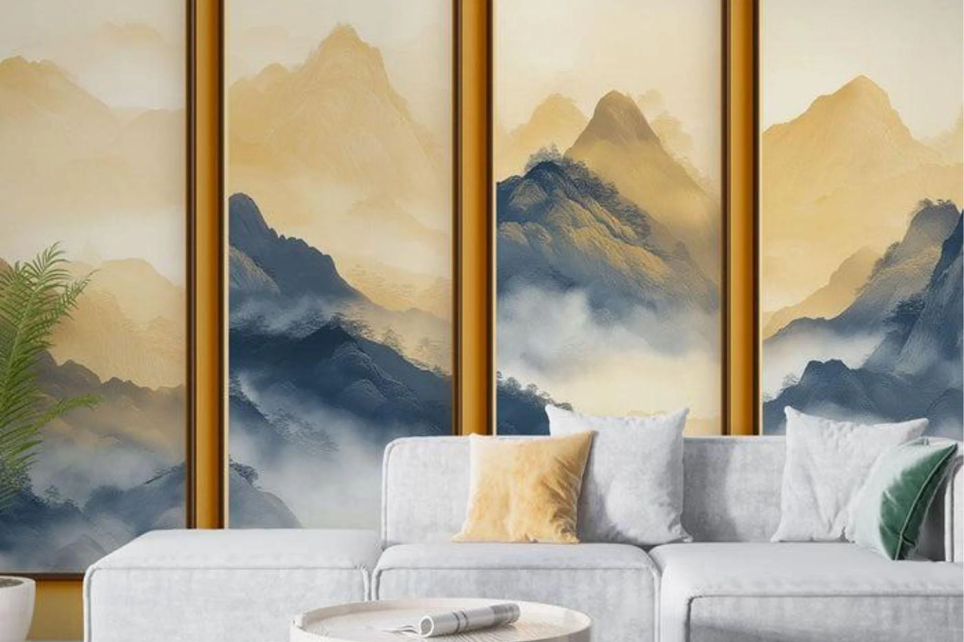 Papier peint en lés encadrés de laiton représentant des montagnes brumeuses dorées et bleu nuit, derrière un canapé gris