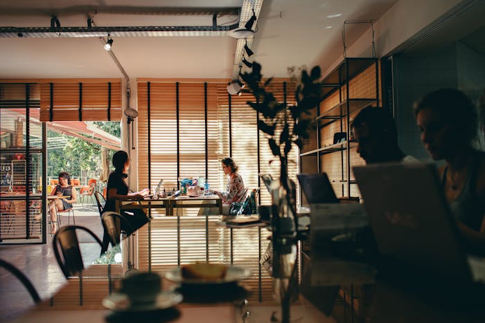 Comment mieux valoriser votre bien immobilier avec des stores ?