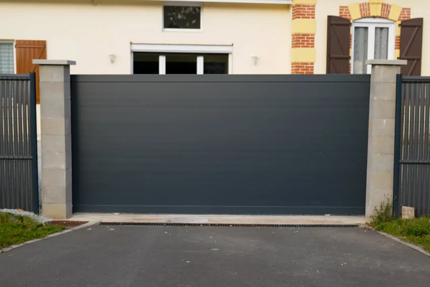 Carte électronique de portail en panne : faut-il la réparer ou la remplacer ?