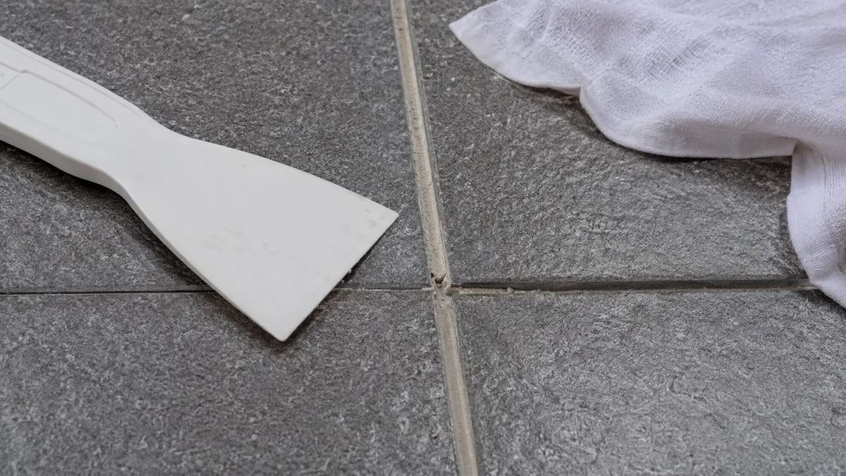 Retrait de silicone sur carrelage extérieur rugueux