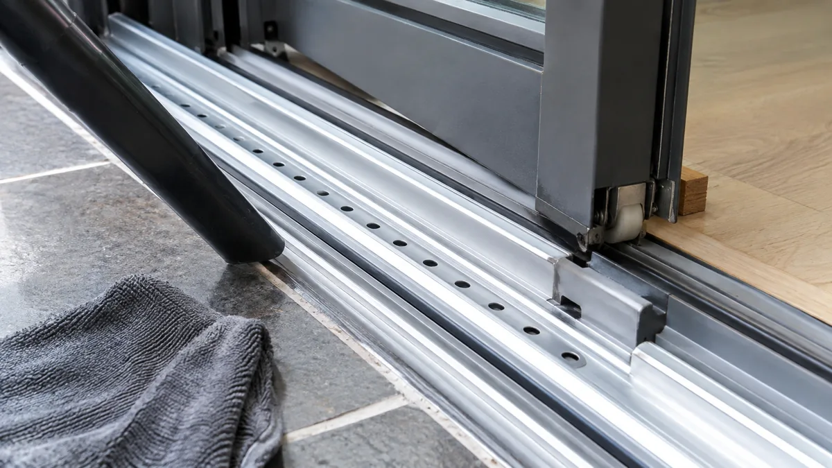 Nettoyage du rail inférieur d’une baie vitrée